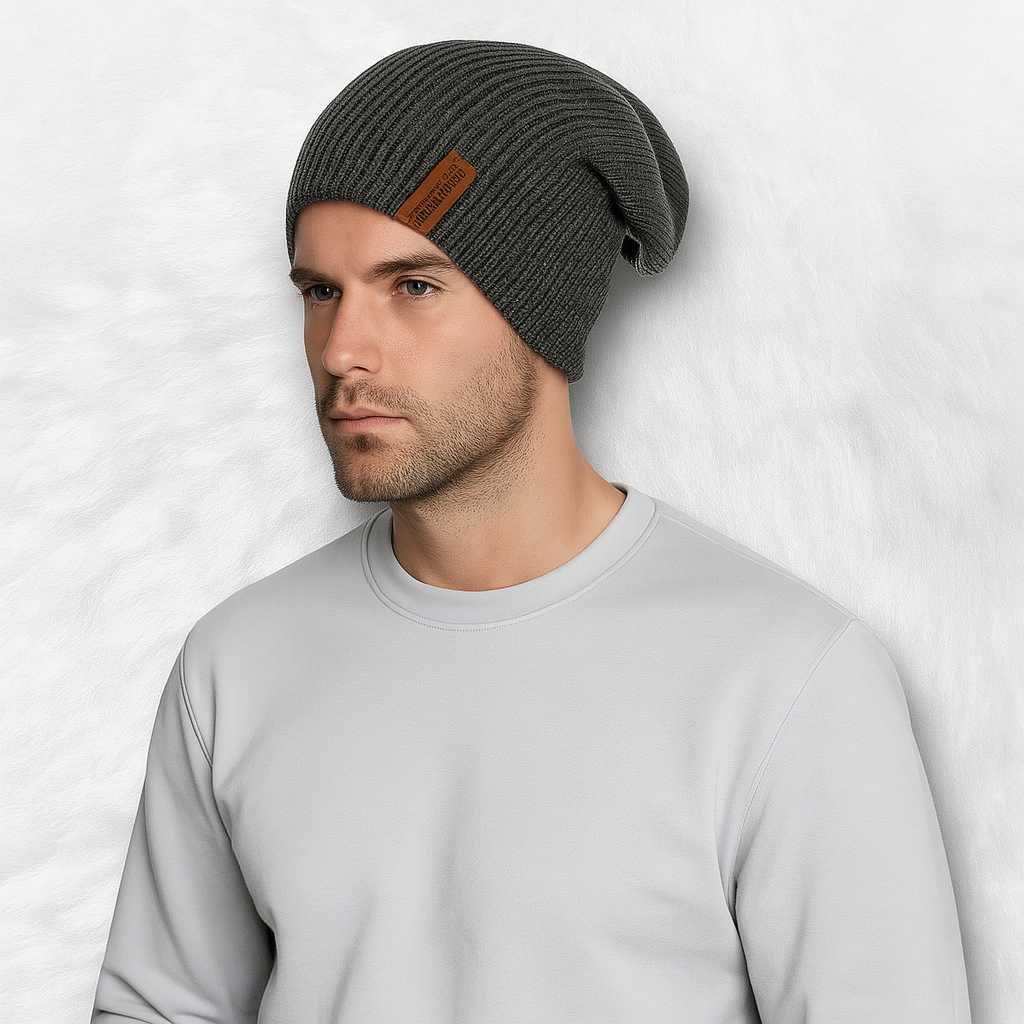 Un homme porte le Bonnet Long Vert Foncé
