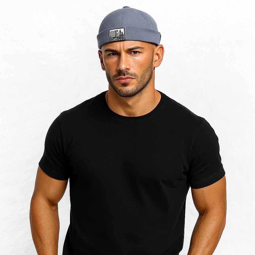 Un homme porte le Bonnet Miki Denim Gris