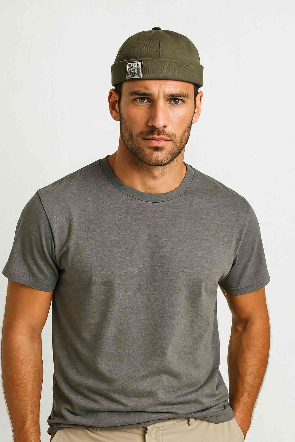 Un homme porte le Bonnet Miki Denim Vert