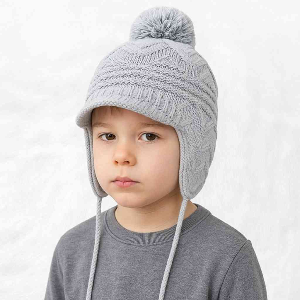 Un garçon porte le Bonnet Péruvien Gris pour Enfant