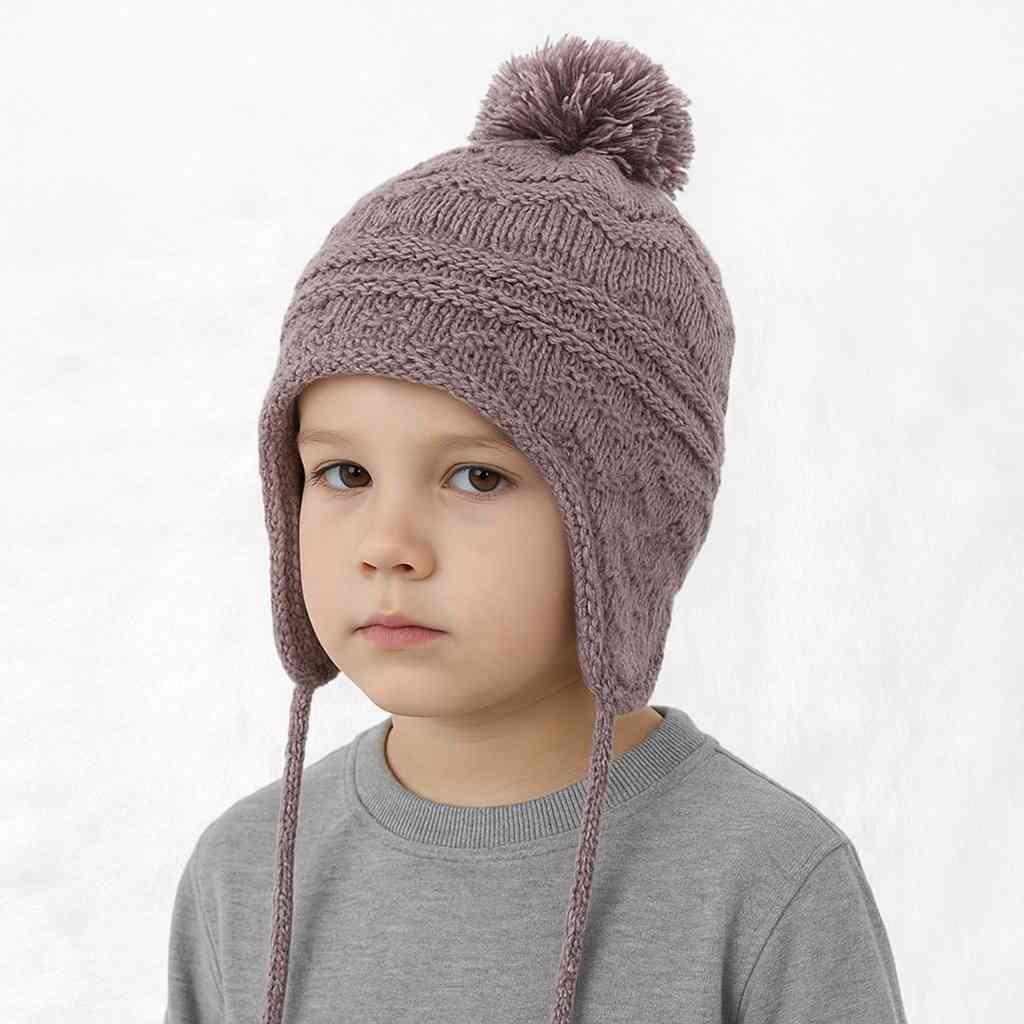Un garçon porte le Bonnet Péruvien Mauve pour Enfant