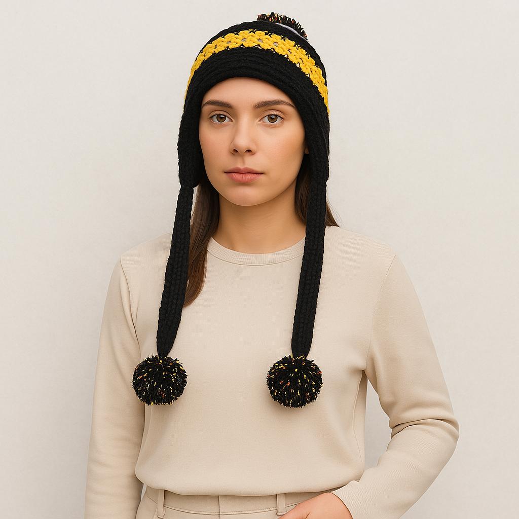 Une femme porte le Bonnet Péruvien Noir