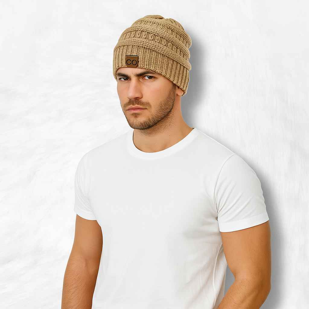 Un homme porte le Bonnet Queue de Cheval Beige
