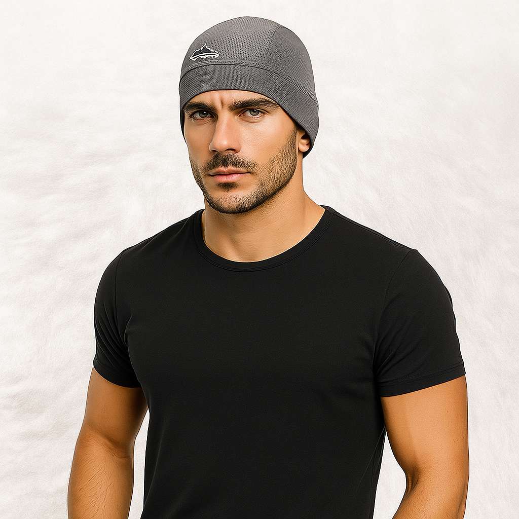 Un homme porte le Bonnet Sport Gris