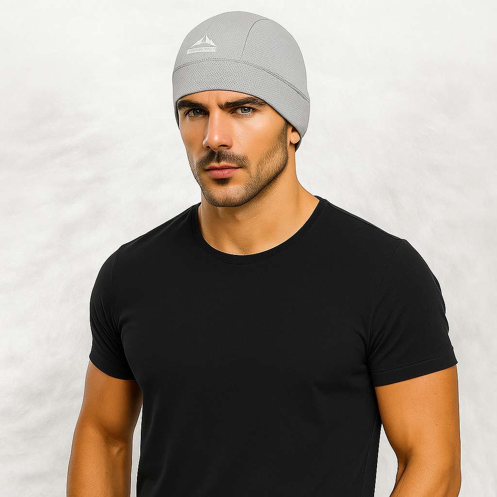 Un homme porte le Bonnet Sport Gris Clair
