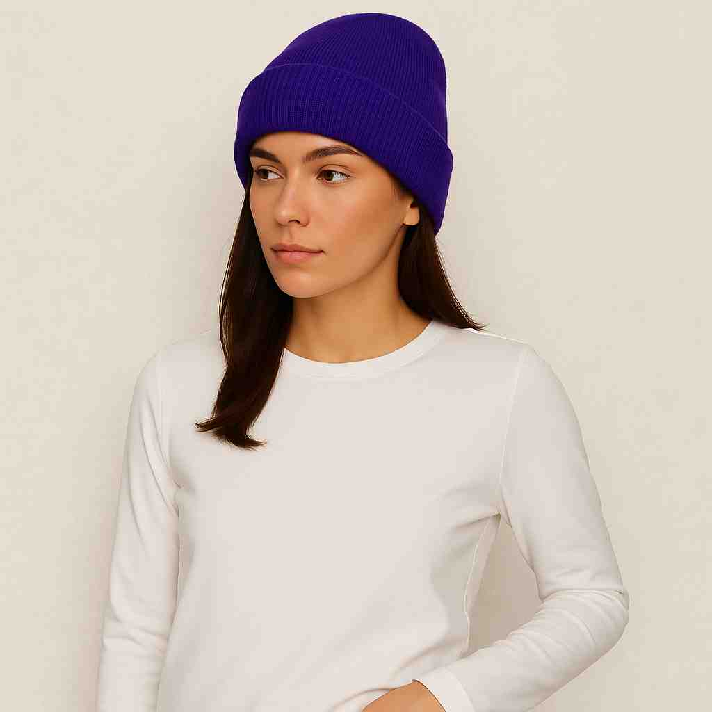 Une femme porte le Bonnet Violet Femme