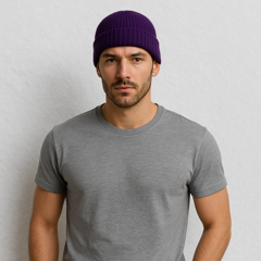 Un homme porte le Bonnet Violet Homme