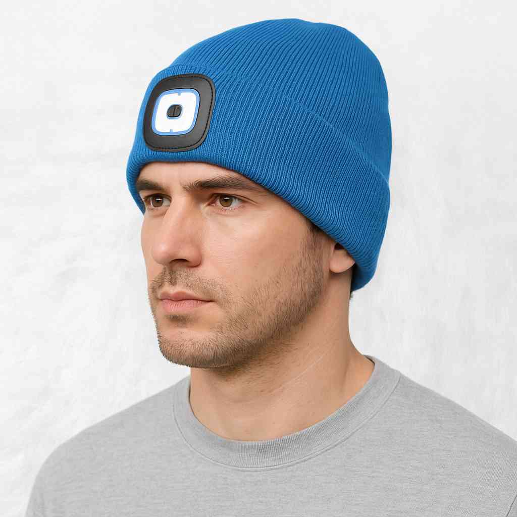 Un homme porte le Bonnet avec Lampe Frontale Bleu