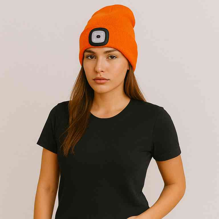 Une femme porte le Bonnet avec Lampe Frontale Orange
