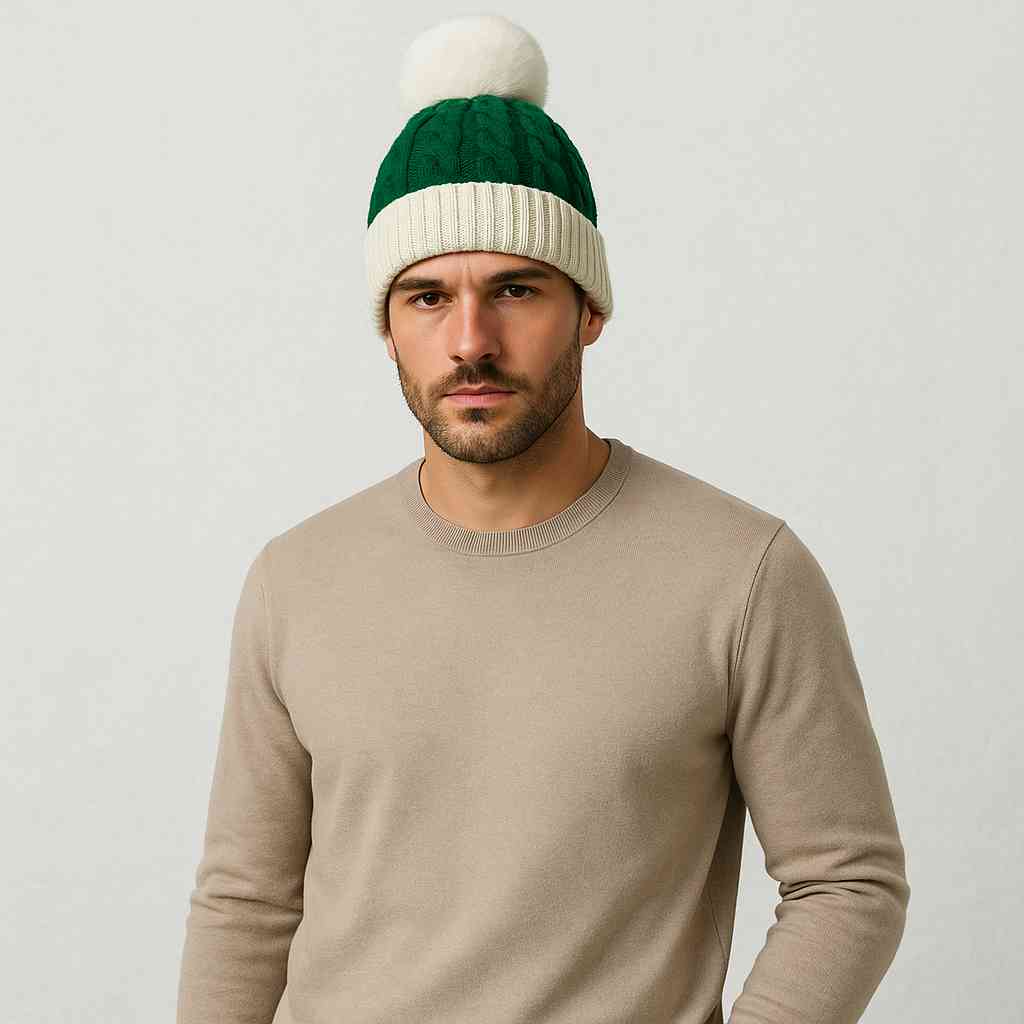 Un homme porte le Bonnet avec Pompon Vert