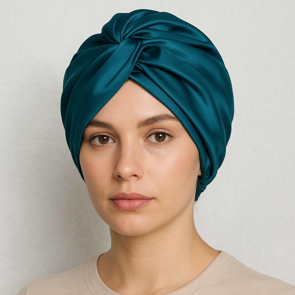 Une femme porte le Bonnet de Nuit en Satin Turquoise