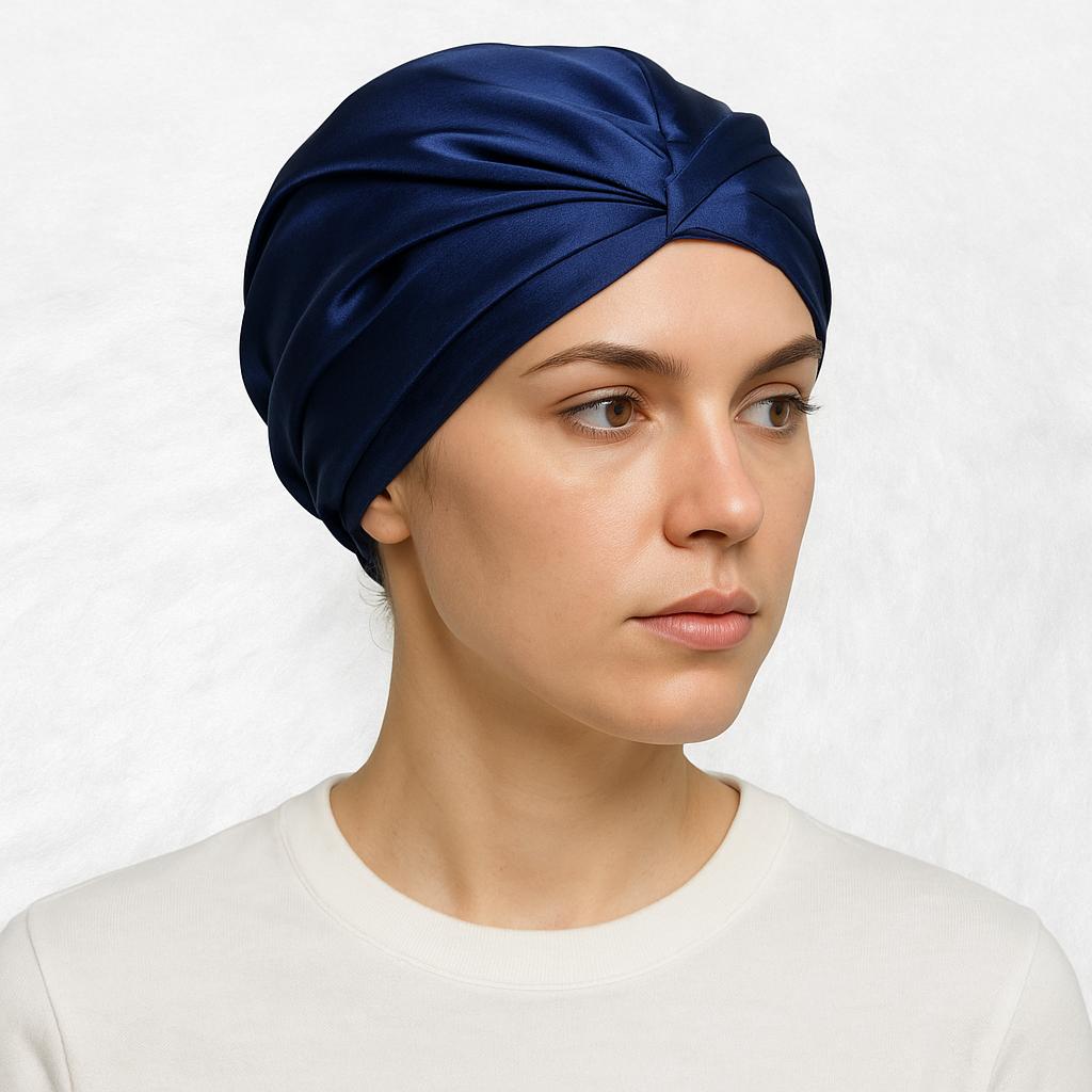 Une femme porte le Bonnet en Satin Bleu Papillon