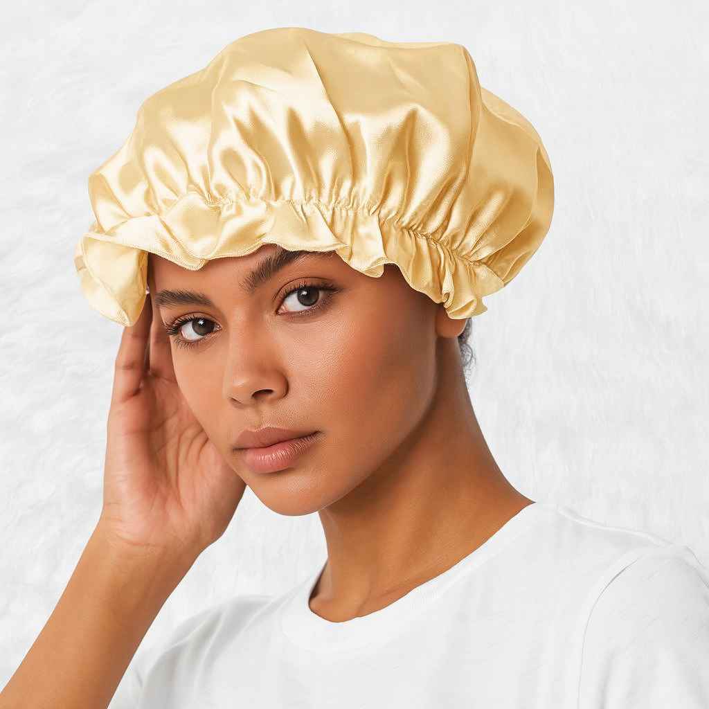Une femme porte le Bonnet en Soie Gold Charlotte