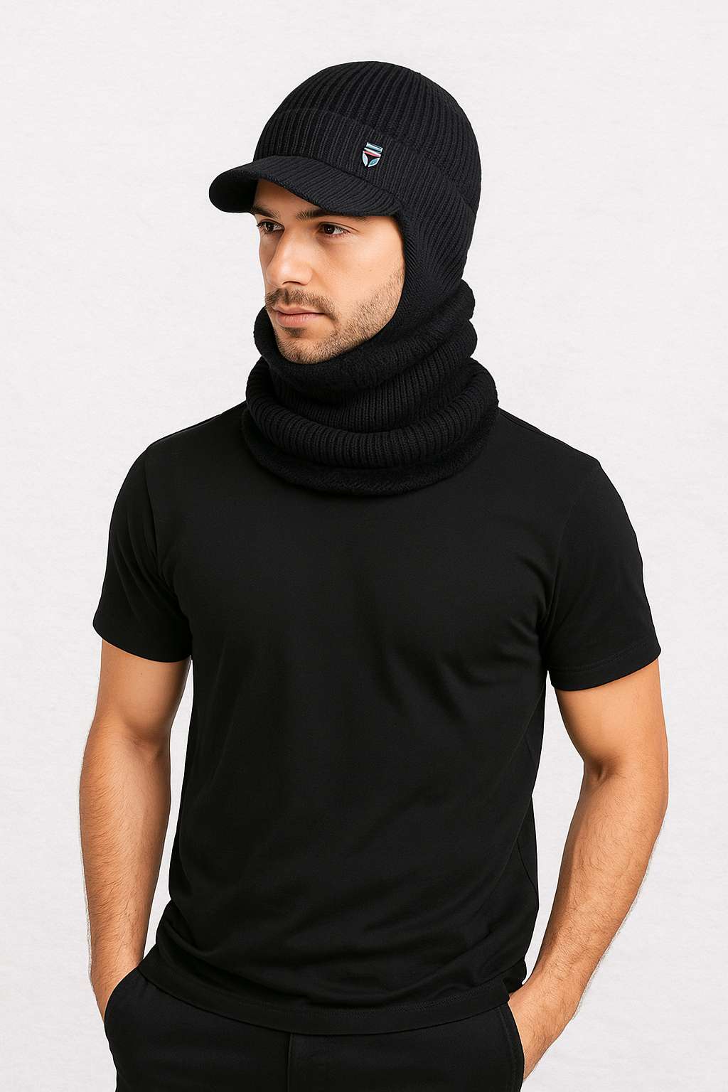 Un homme porte le Un homme porte le Bonnet et écharpe Noir