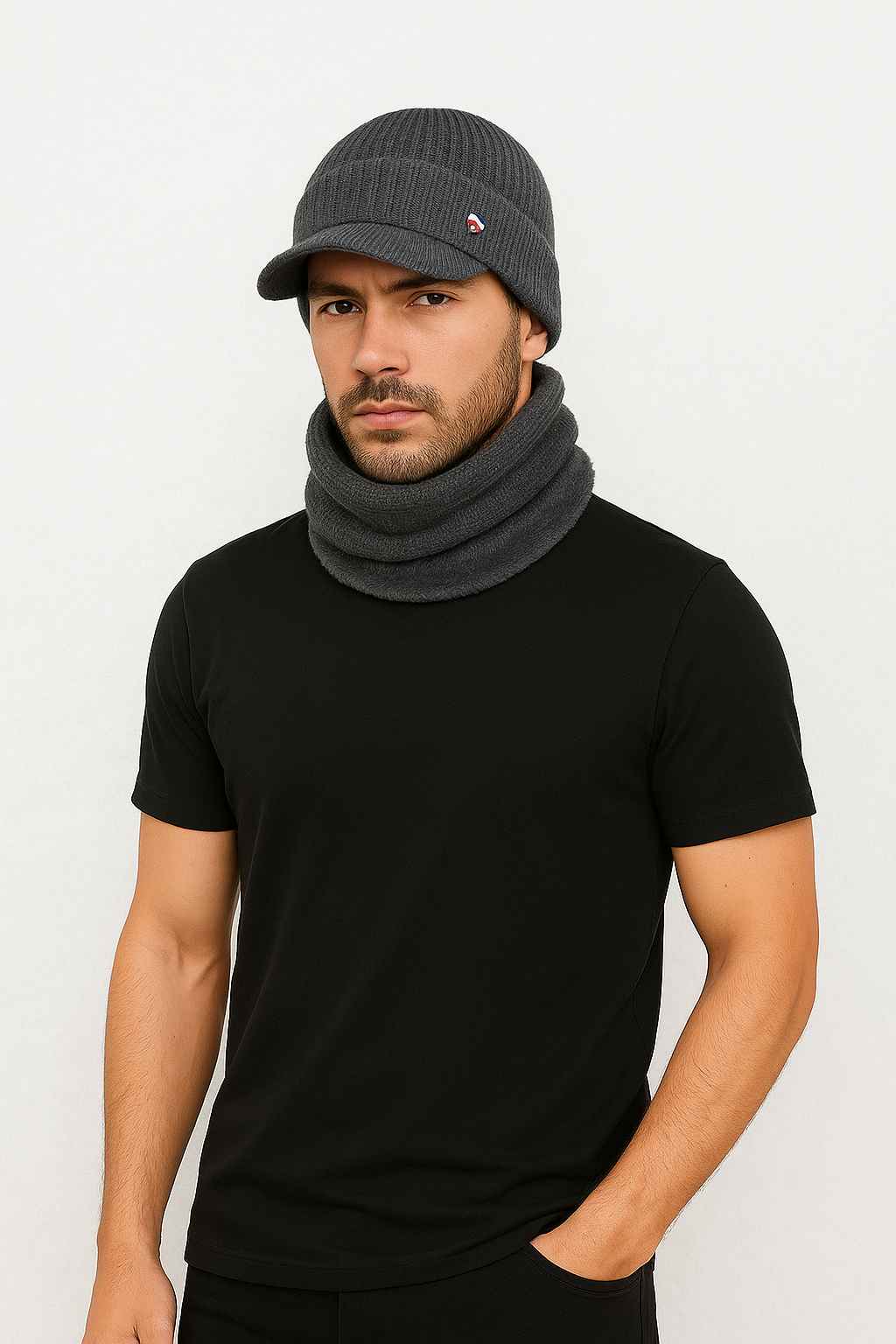 Un homme porte le Bonnet et écharpe pour Homme Gris