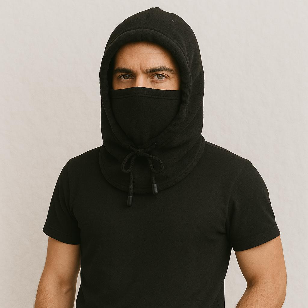 Un homme porte la Cagoule Capuche Noire