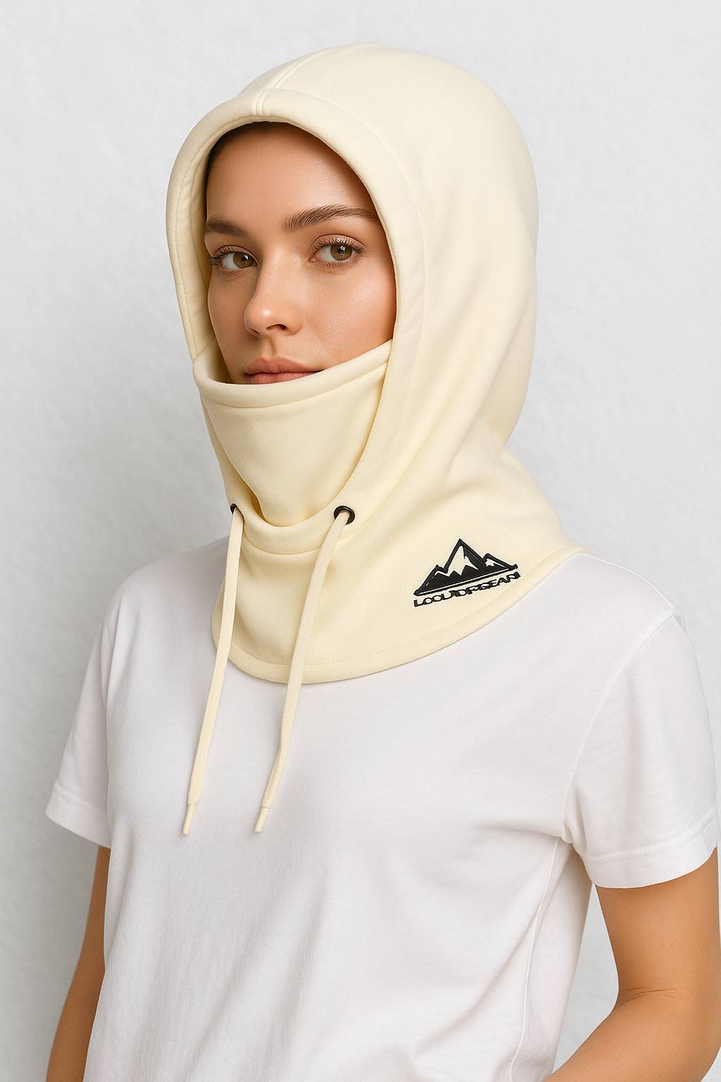 Une femme porte la Cagoule Capuche Ski Crème