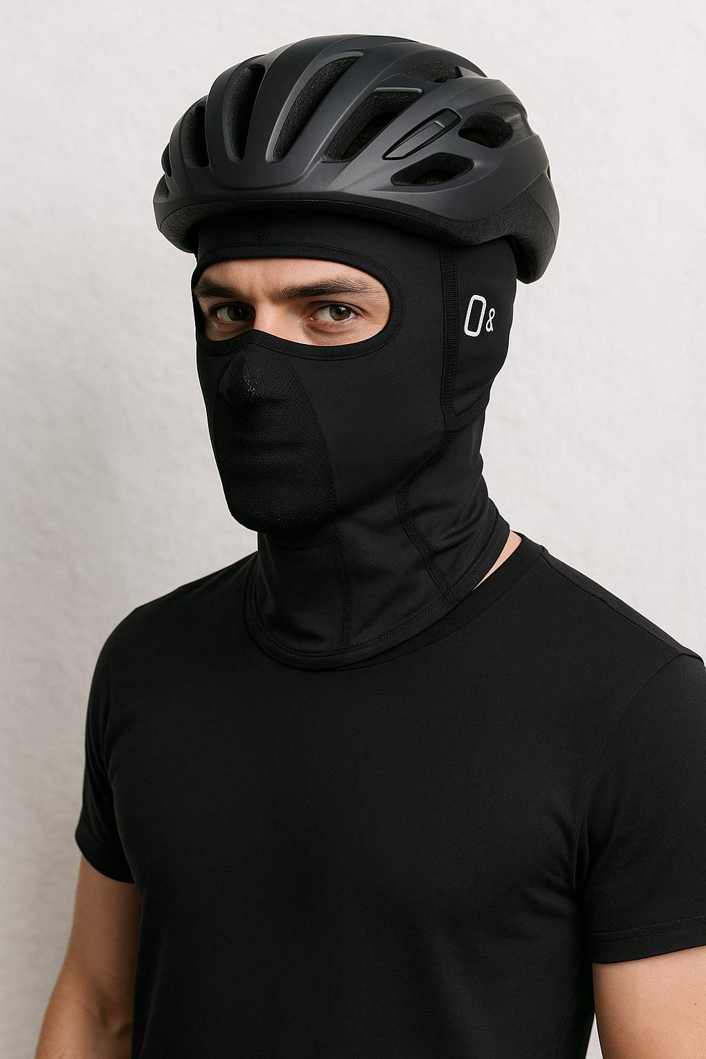 Un homme porte la Cagoule Courte de Vélo Noire