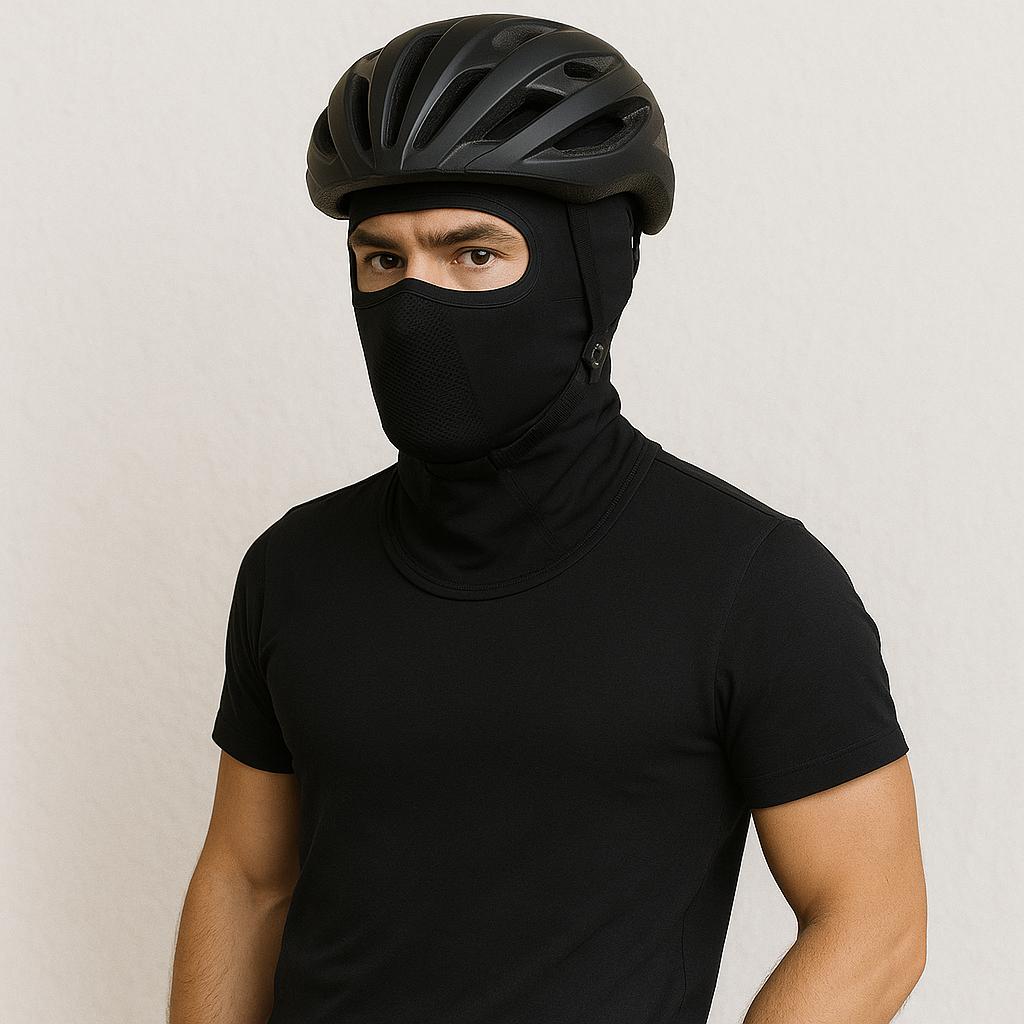 Un homme porte la Cagoule Longue pour Vélo Noire sous casque