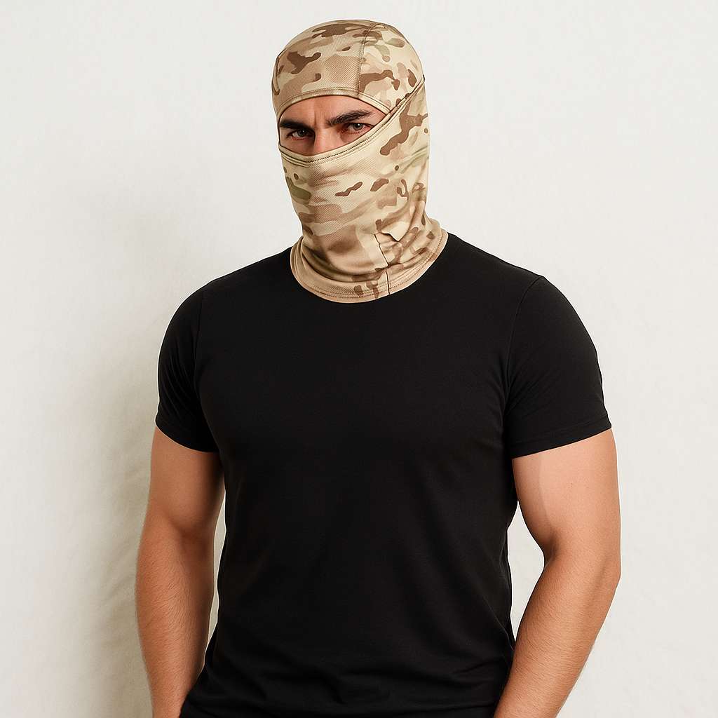 Un homme porte la Cagoule Militaire Camouflage Désert