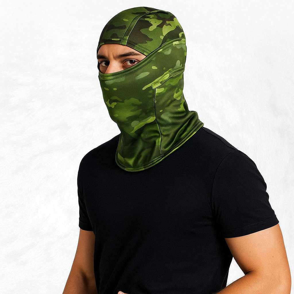 Un homme porte la Cagoule Militaire Camouflage Foret