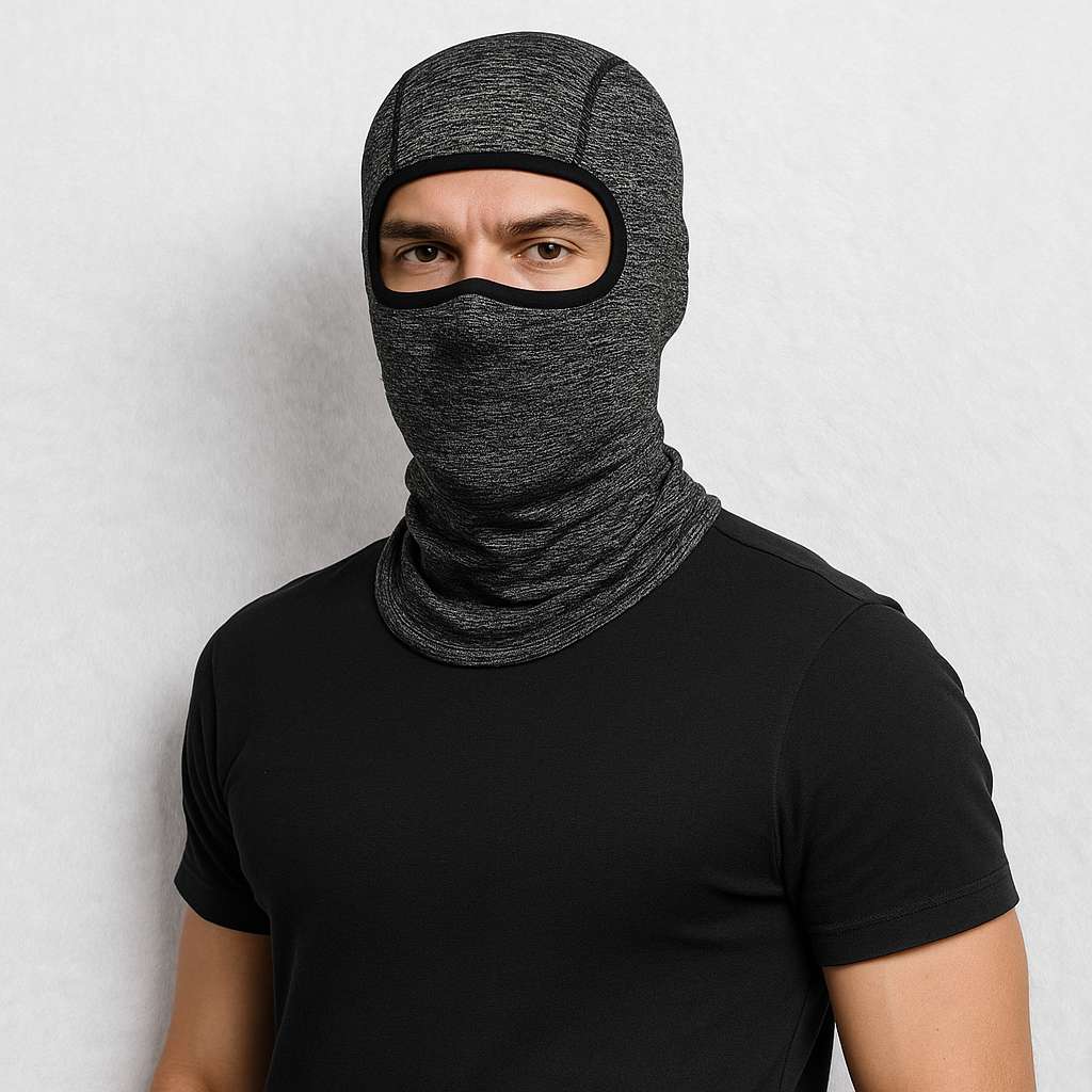 Un homme porte la Cagoule Moto Gris Clair