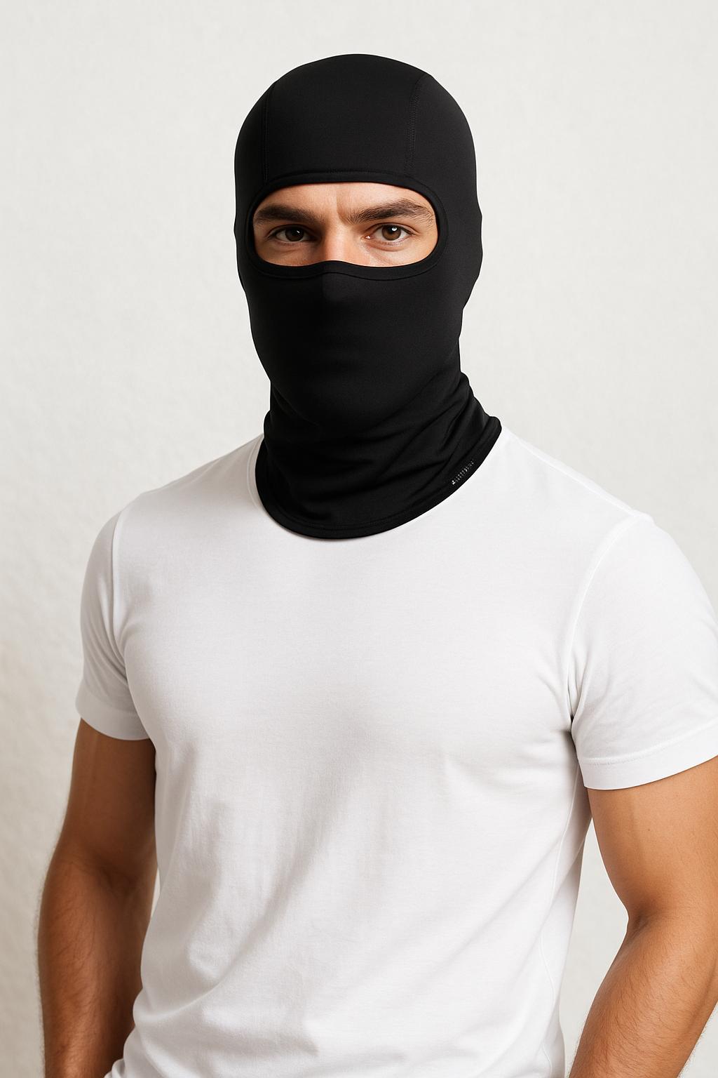 Un homme porte la Cagoule Moto Noire