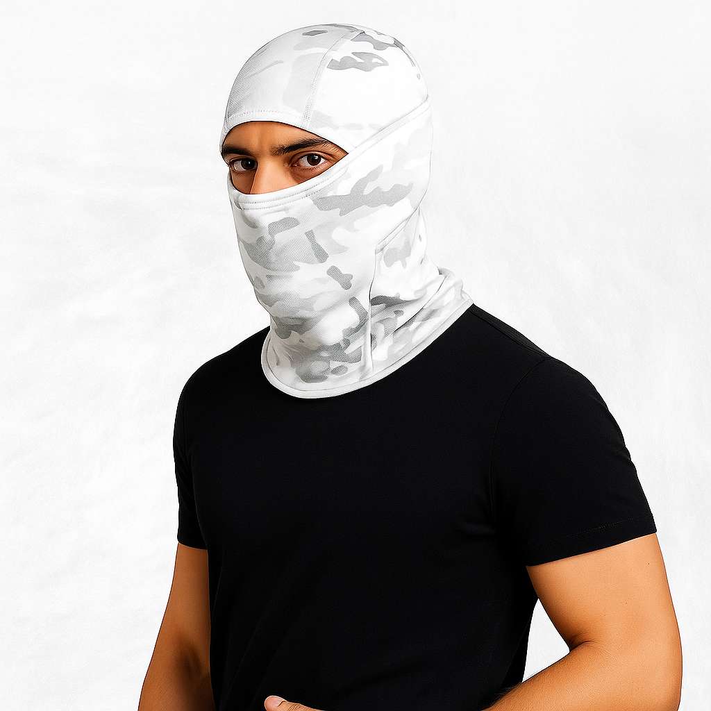 Un homme porte la Cagoule Ski Camouflage Neige