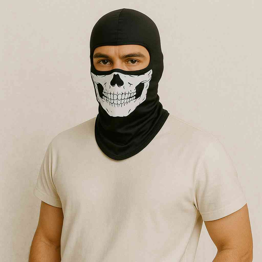Un homme porte le Cagoule Tête de Mort