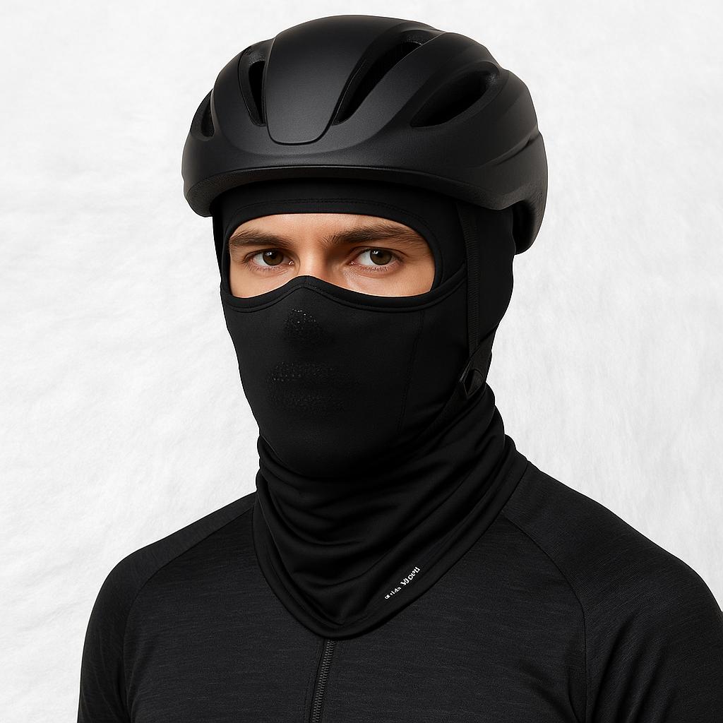 Un homme porte la Cagoule Vélo Rétractable