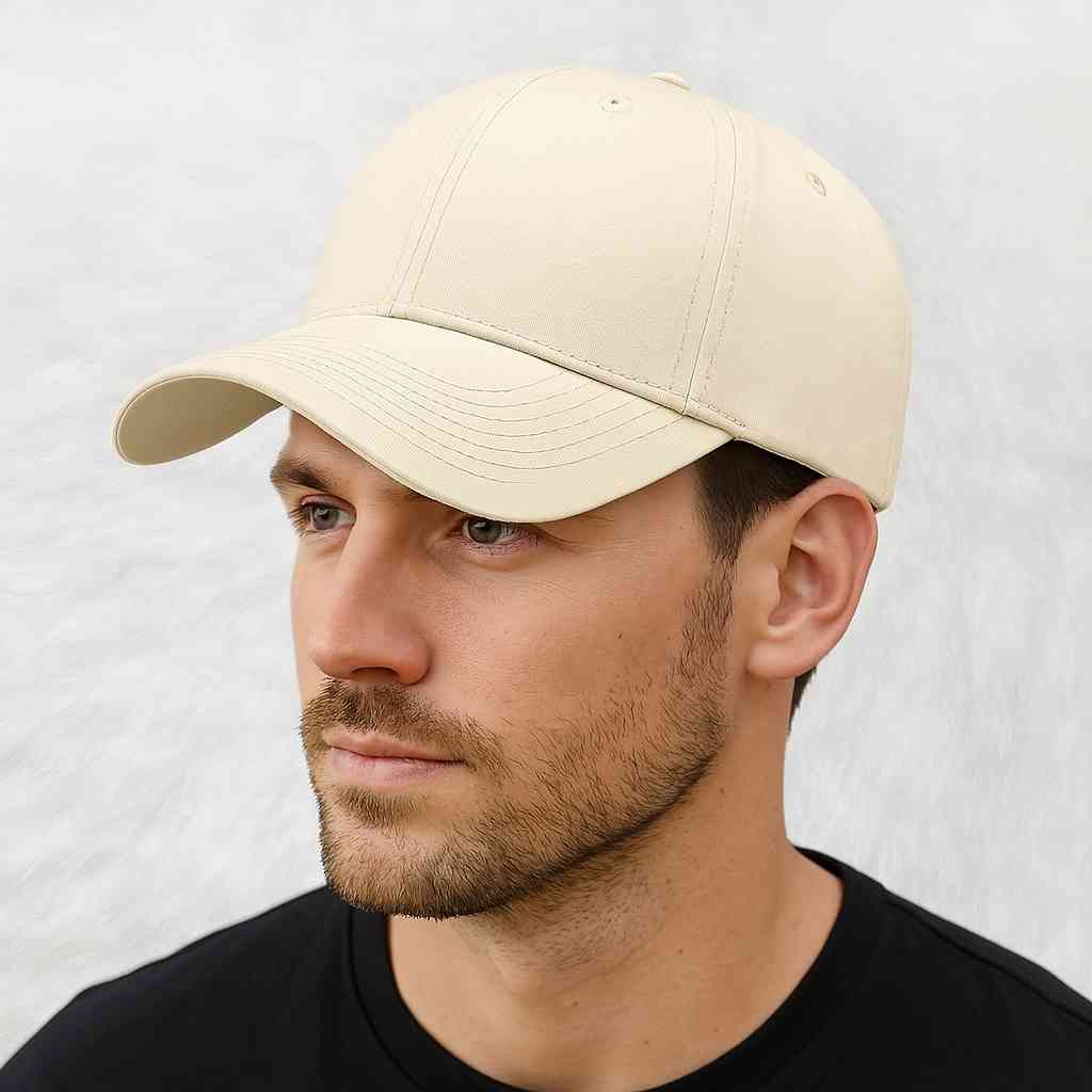 Un homme porte la Casquette Grande Taille Crème