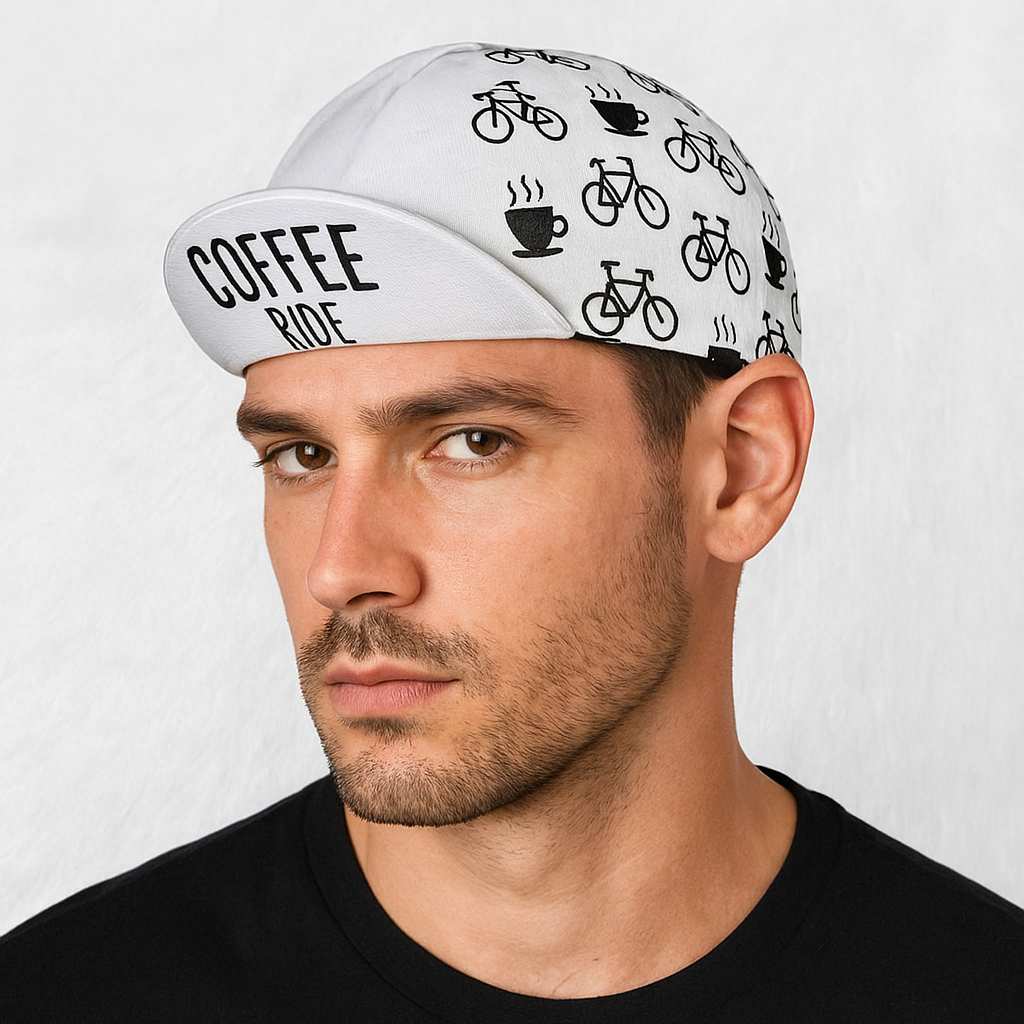 Un homme porte la Casquette Vélo Coffee Ride blanche