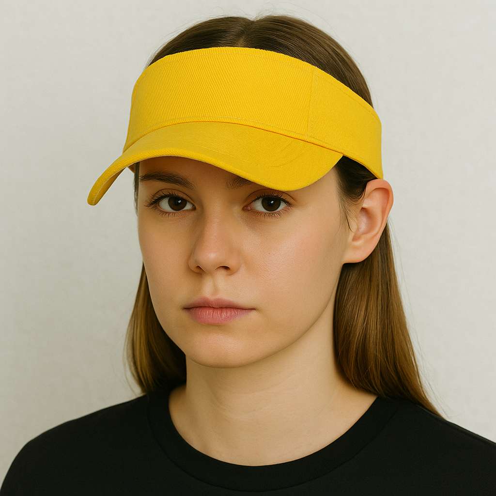 Une femme porte la Casquette Visière Jaune