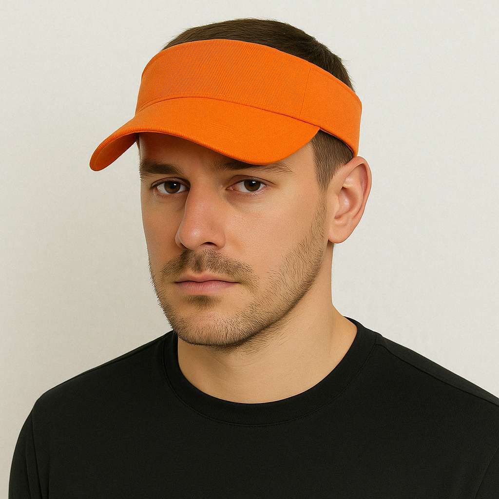 Un homme porte la Casquette Visière Orange