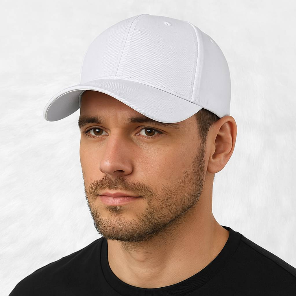 Un homme porte le Casquette Grande Taille blanche