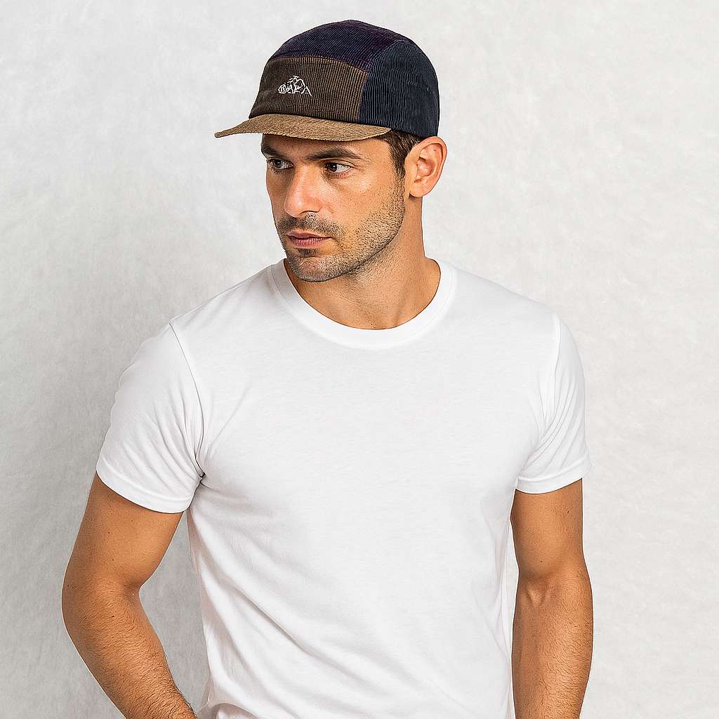 Un homme porte la Casquette 5 Panel Outdoors Velours marron