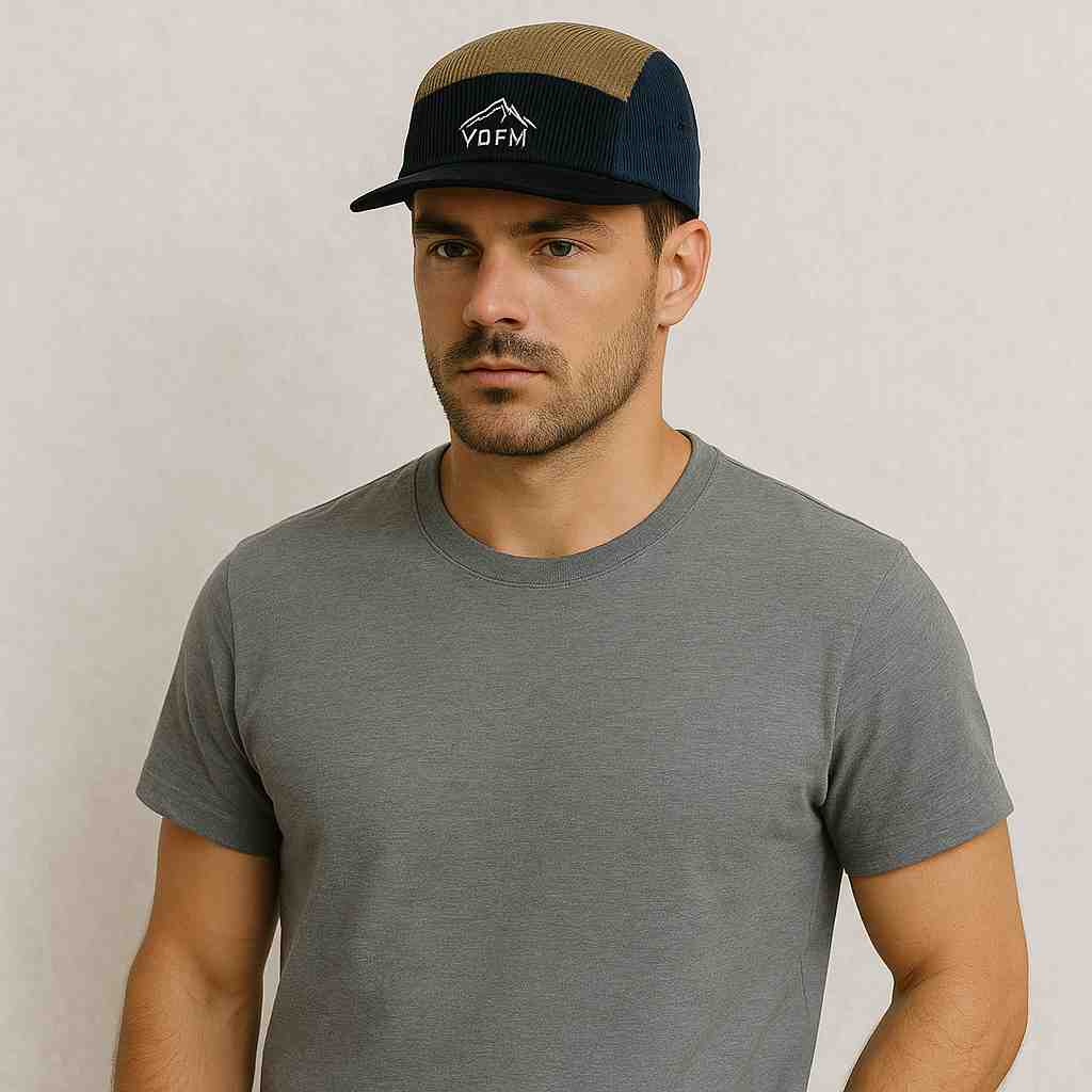 Un homme porte la Casquette 5 Panel Outdoors Velours noir