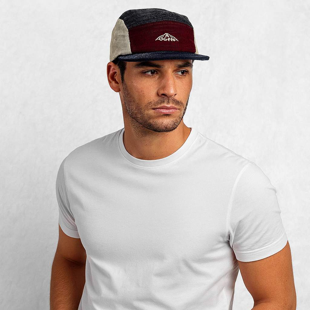 Un homme porte la Casquette 5 Panel Outdoors Velours rouge
