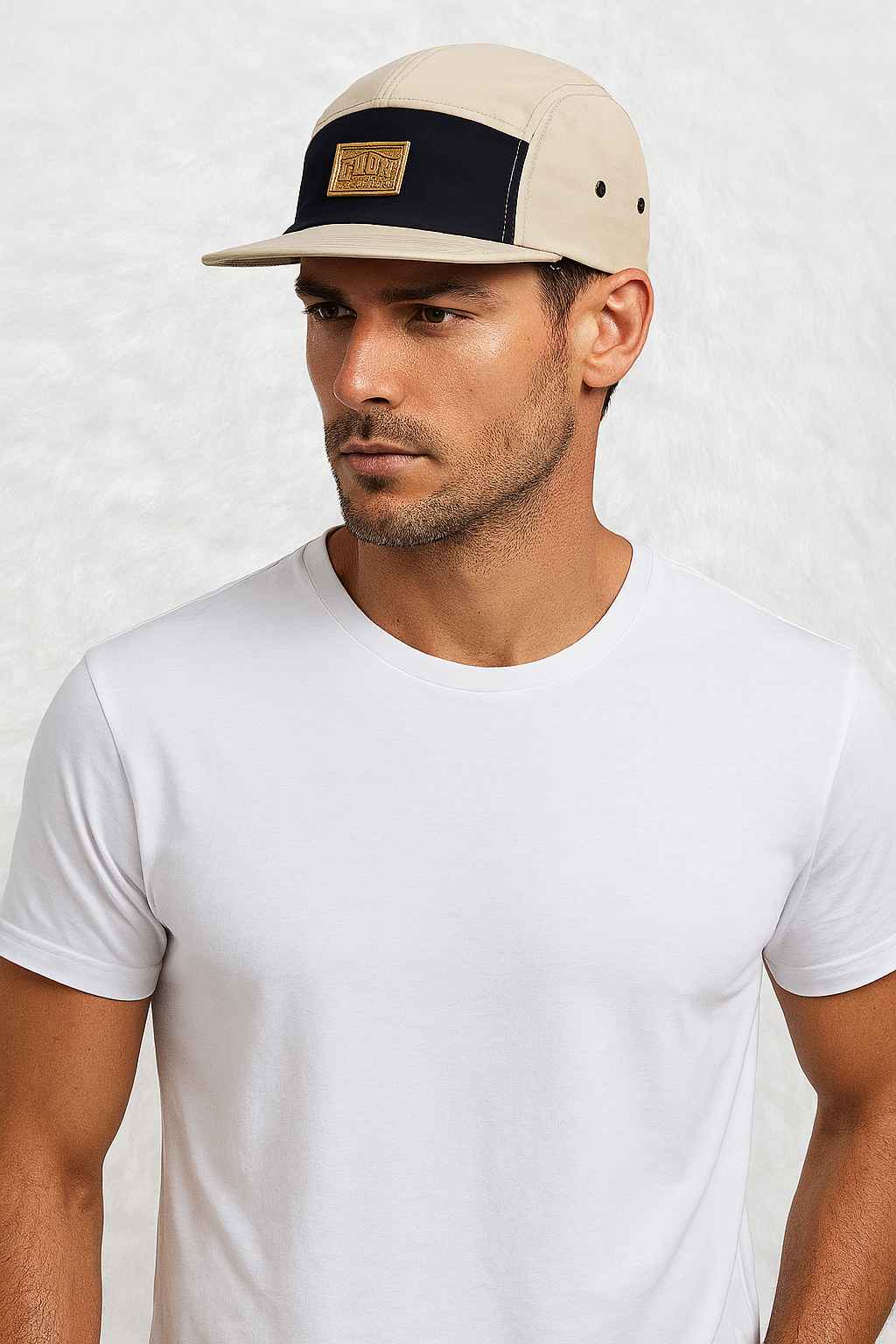 Un hmme porte la Casquette 5 Panel Skate beige