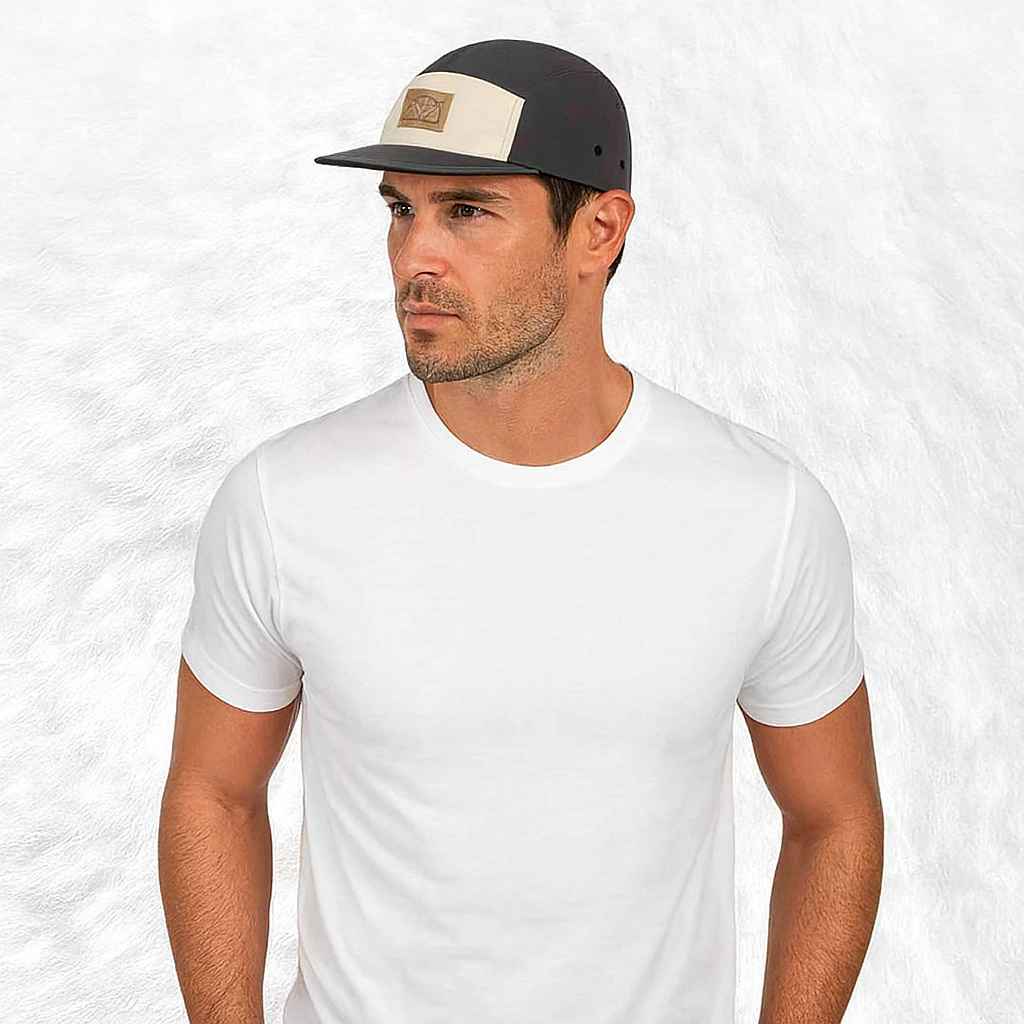 Un homme porte la Casquette 5 Panel Skate grise