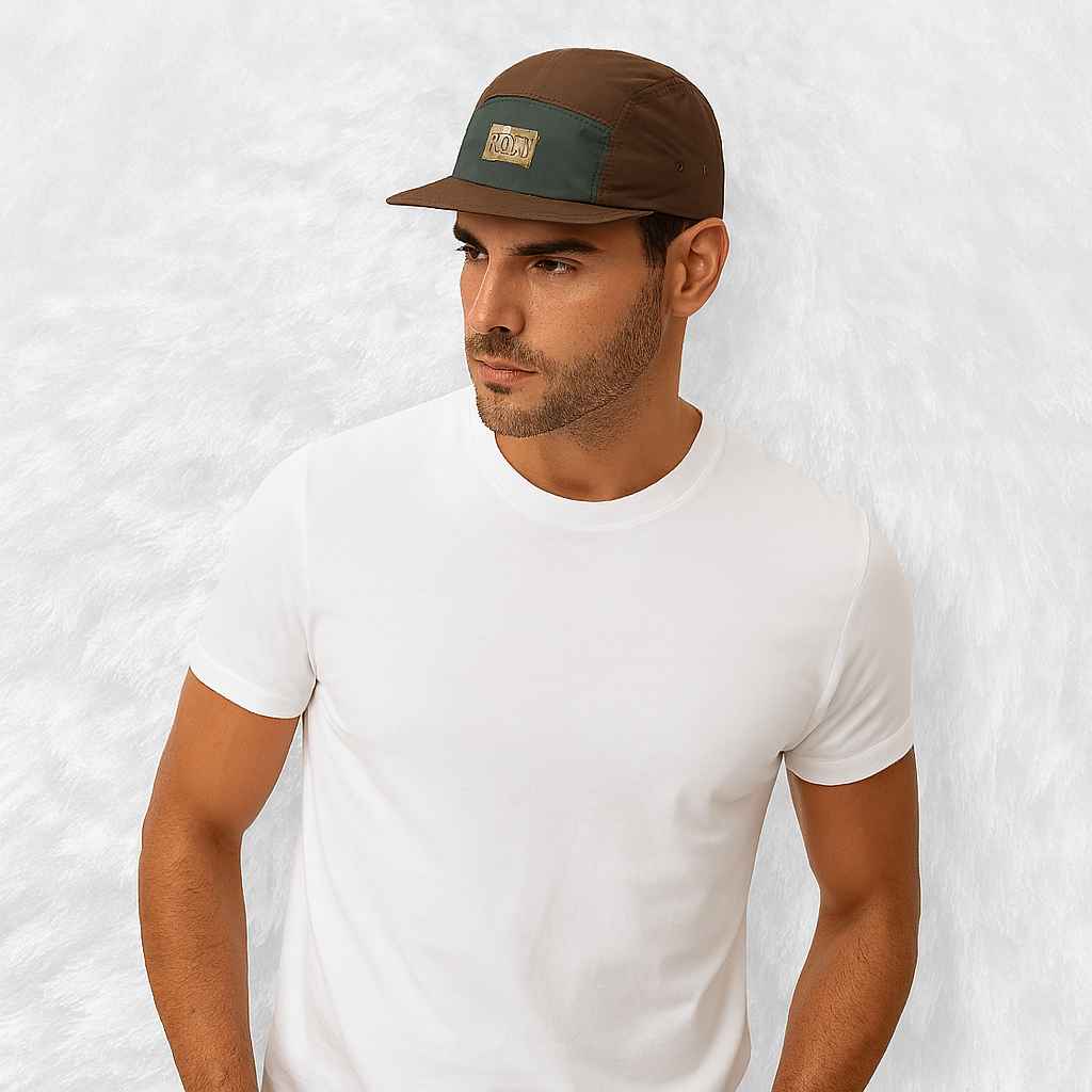Un homme porte la Casquette 5 Panel Skate marron