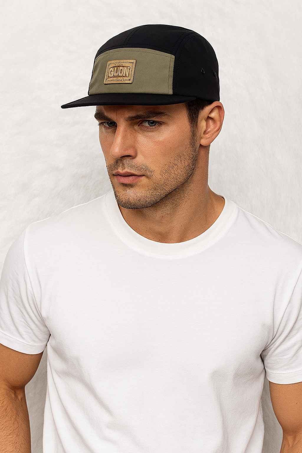 Un homme porte la Casquette 5 Panel Skate noir