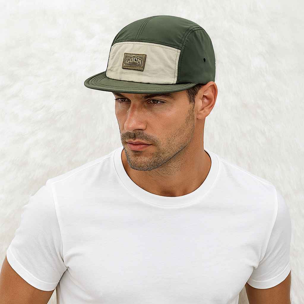 Un homme porte la Casquette 5 Panel Skate vert