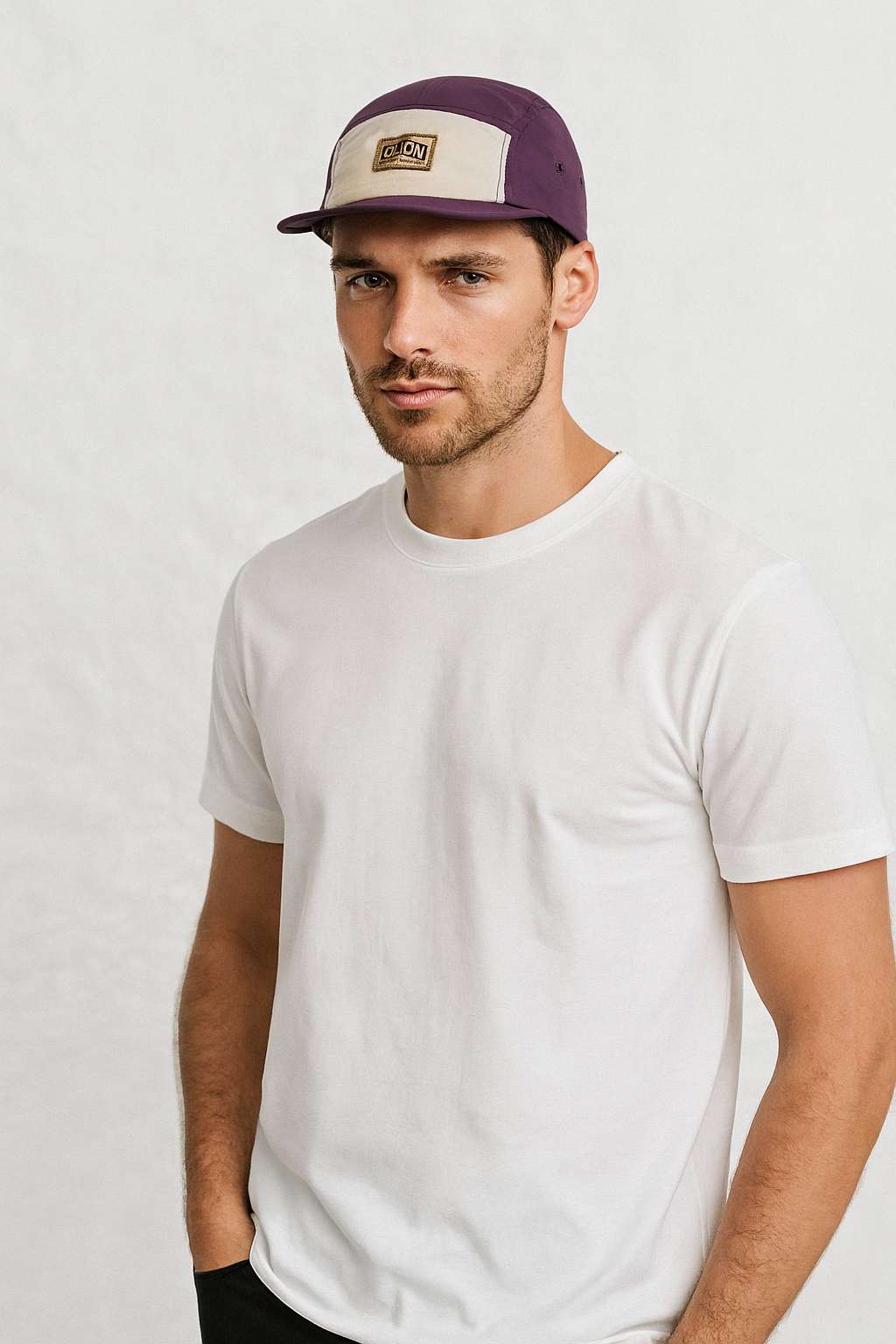 Un homme porte la Casquette 5 Panel Skate violette