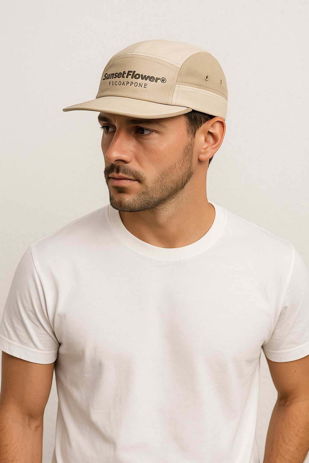 Un homme porte la Casquette 5 Panel Sport beige