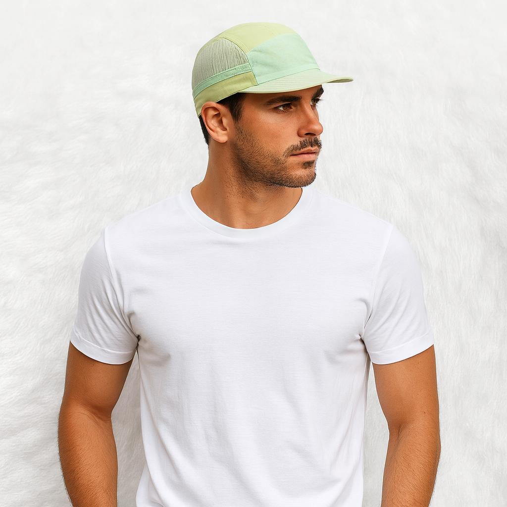 Un homme porte la Casquette 5 Panel Trail verte