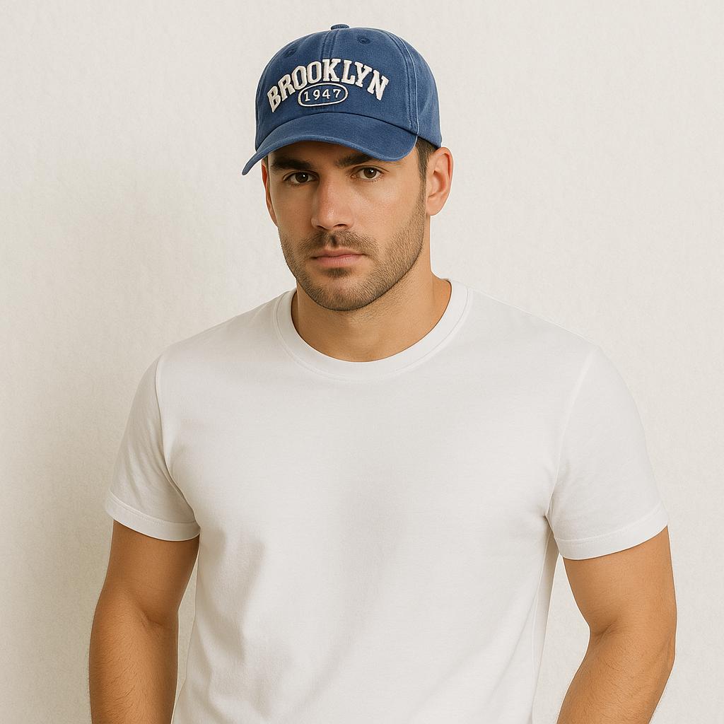 Un homme porte la Casquette Américaine Brooklyn Bleu