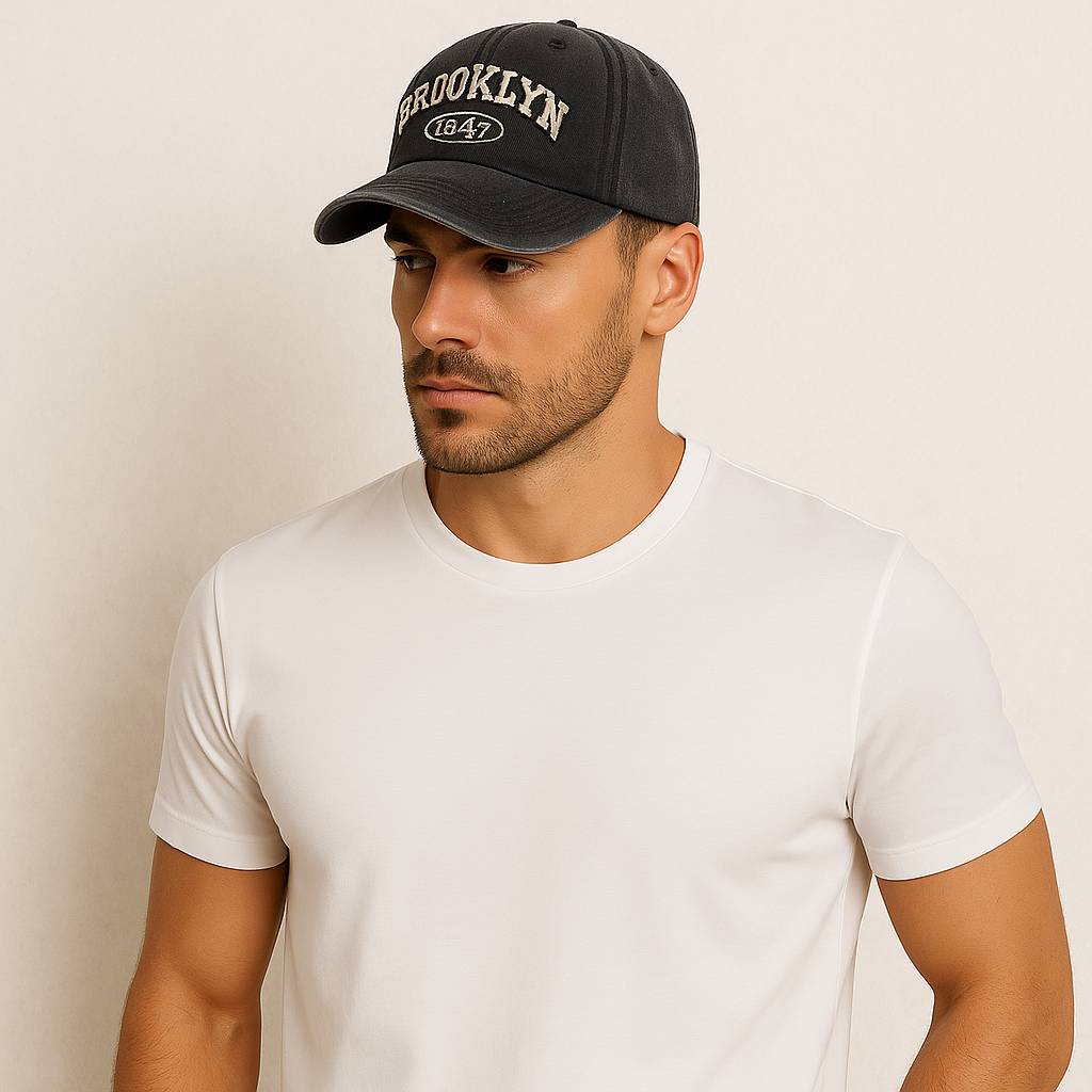 Un homme porte la Casquette Américaine Brooklyn Noire