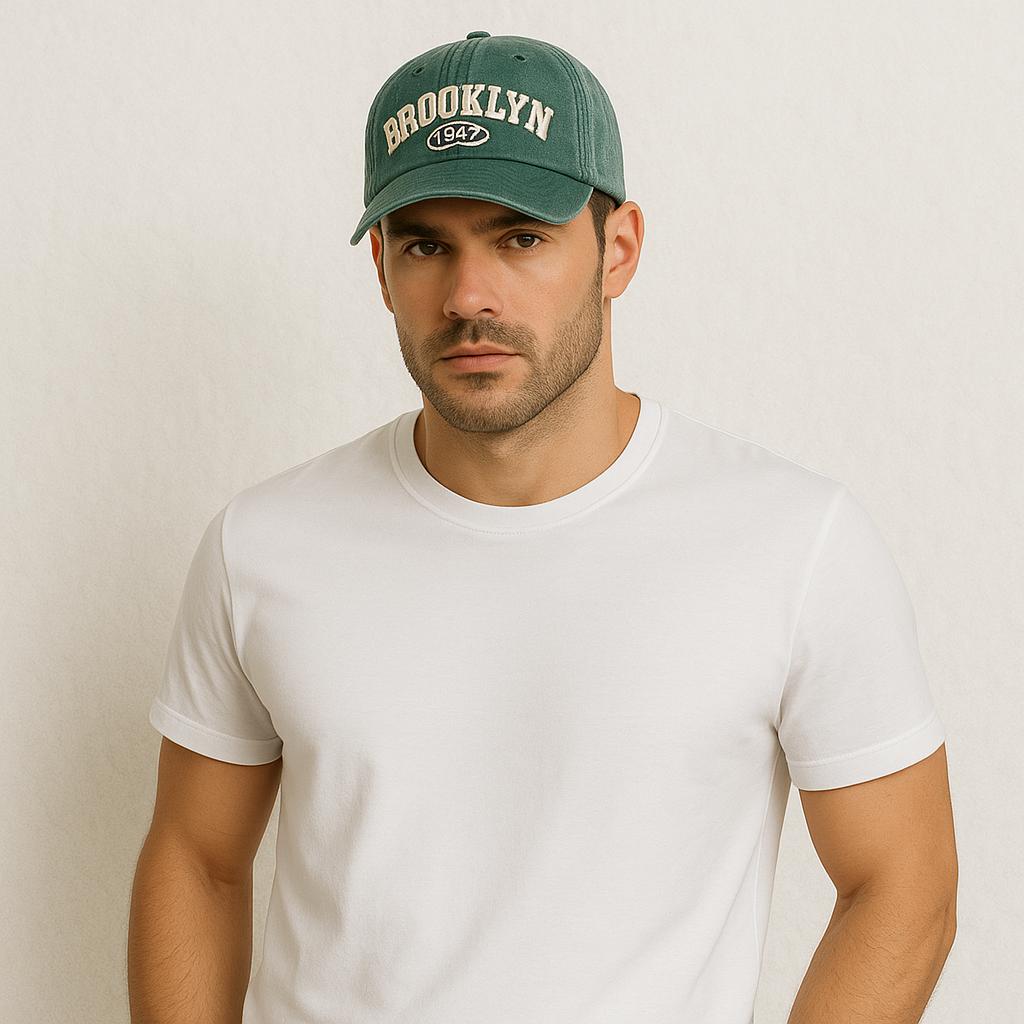 Un homme porte a Casquette Américaine Brooklyn Verte