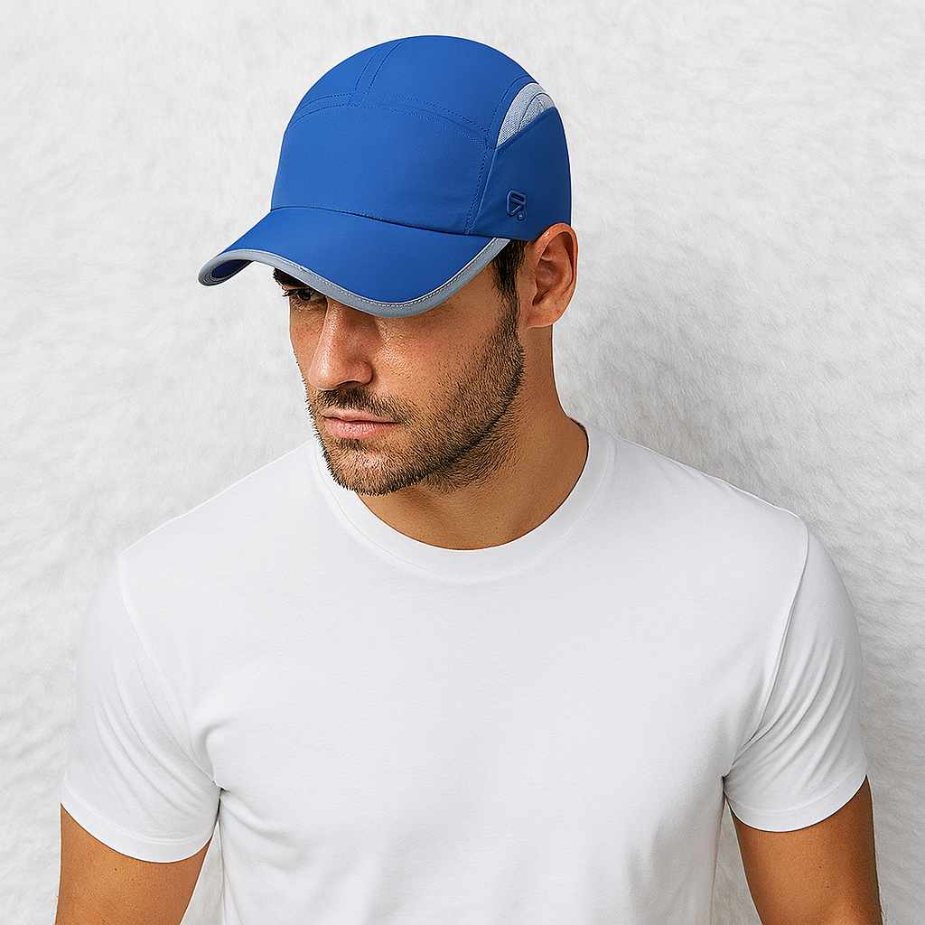 Un homme porte la Casquette Anti-UV bleu